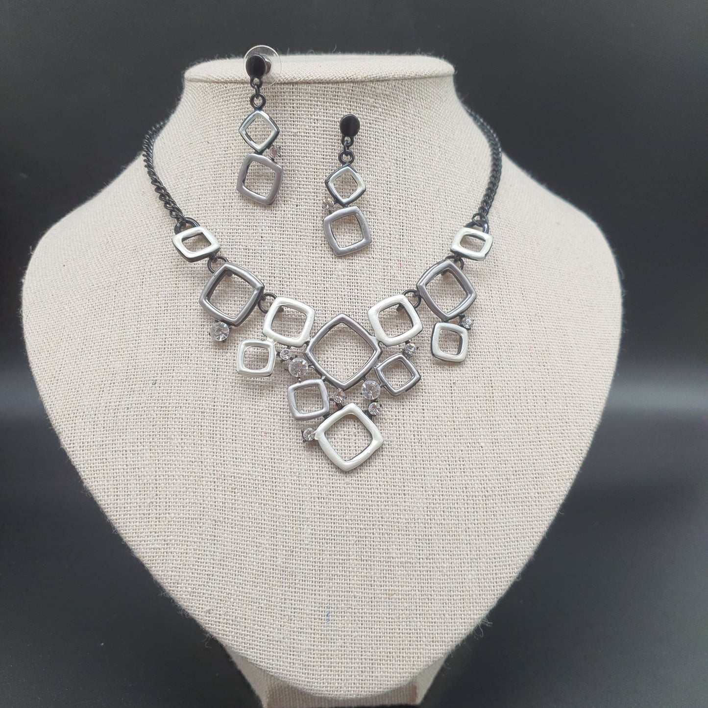 Parure collier boucles d’oreilles acier noir pièces géométriques ajourées finition mate stass