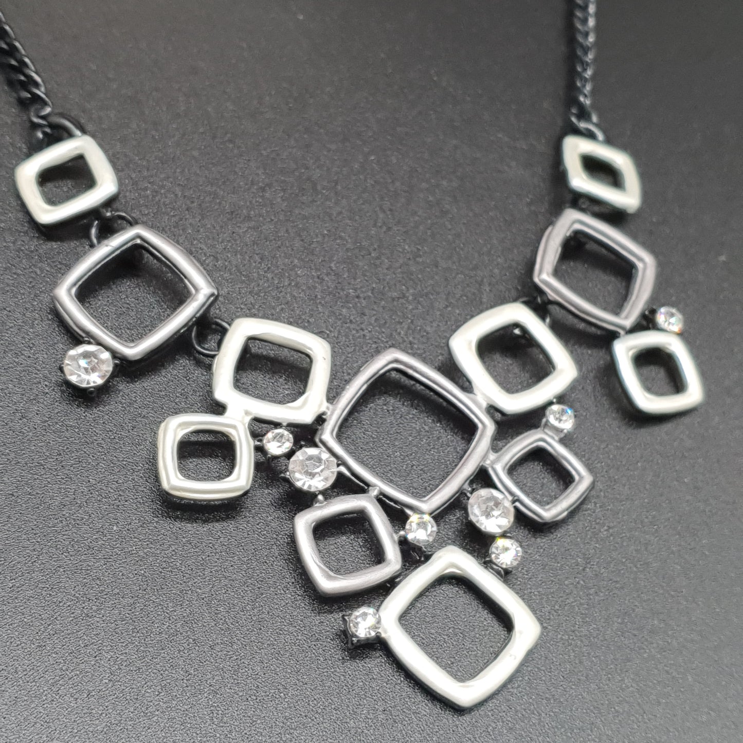 Parure collier boucles d’oreilles acier noir pièces géométriques ajourées finition mate stass