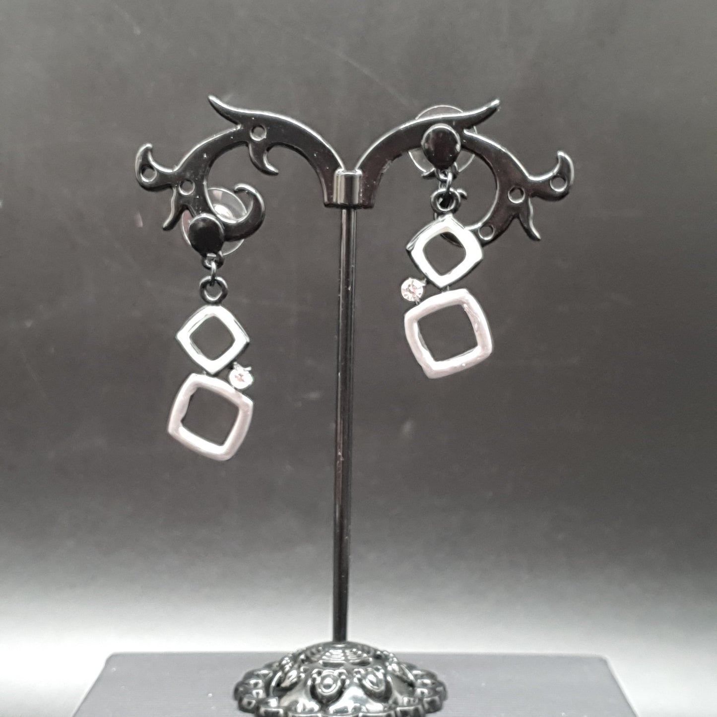 Parure collier boucles d’oreilles acier noir pièces géométriques ajourées finition mate stass