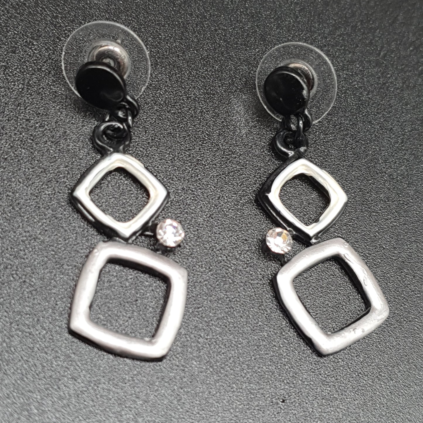 Parure collier boucles d’oreilles acier noir pièces géométriques ajourées finition mate stass