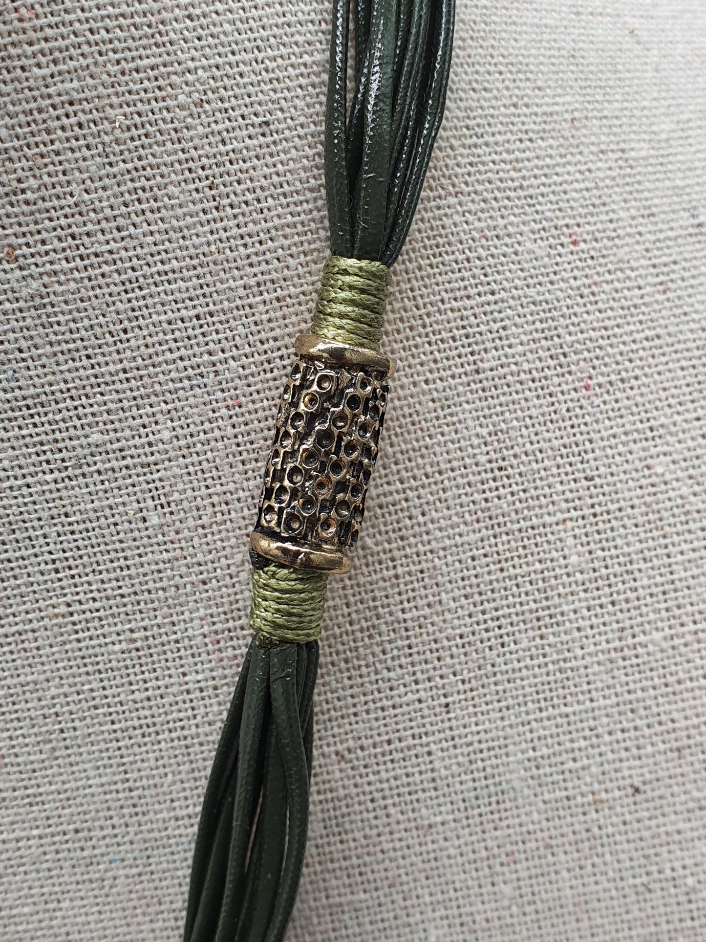 Collier multi-brins camel similicuir pendentif pièce métal doré et boucle perle crème