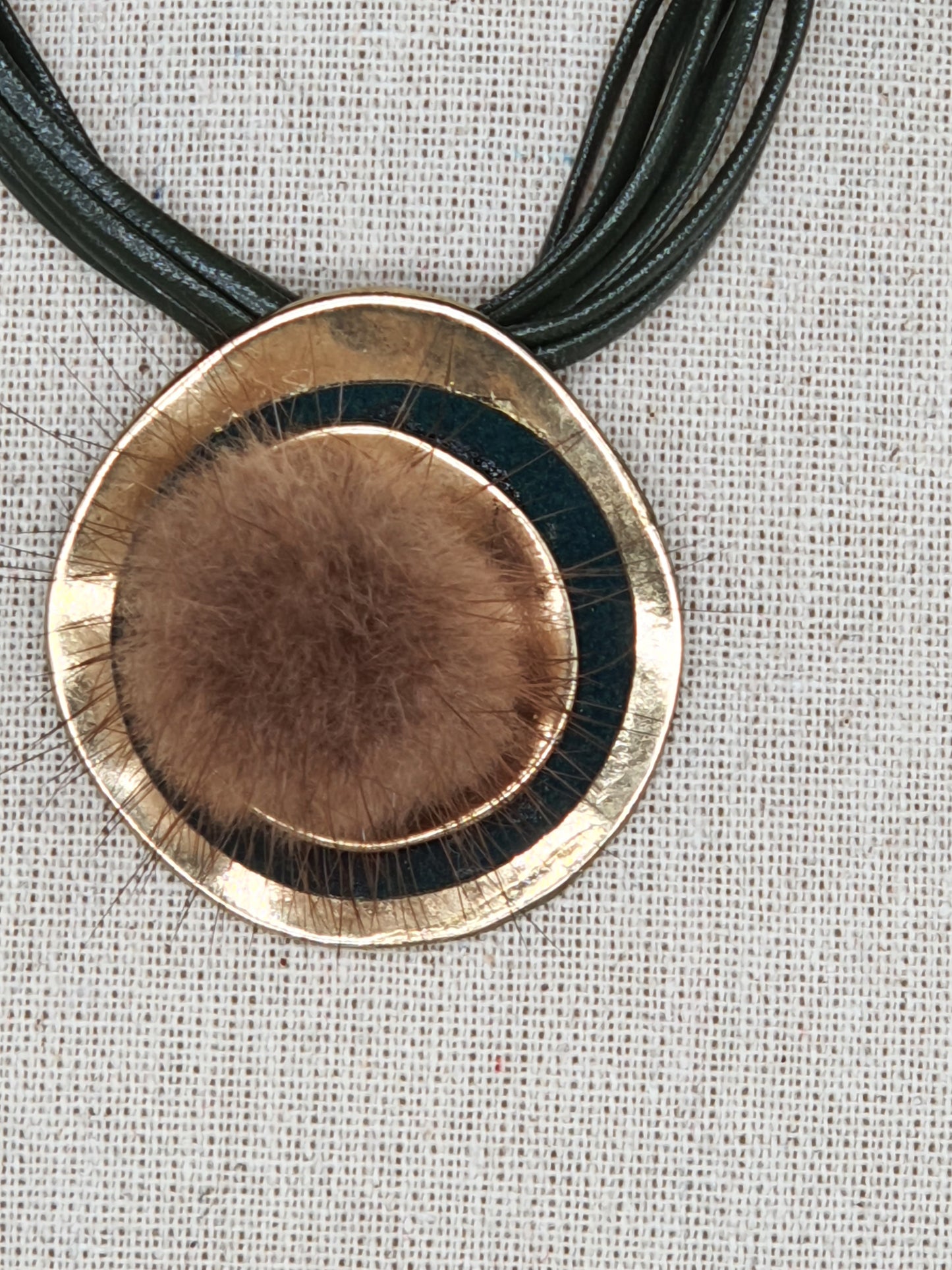 Collier multi-brins camel similicuir pendentif pièce métal doré et boucle perle crème