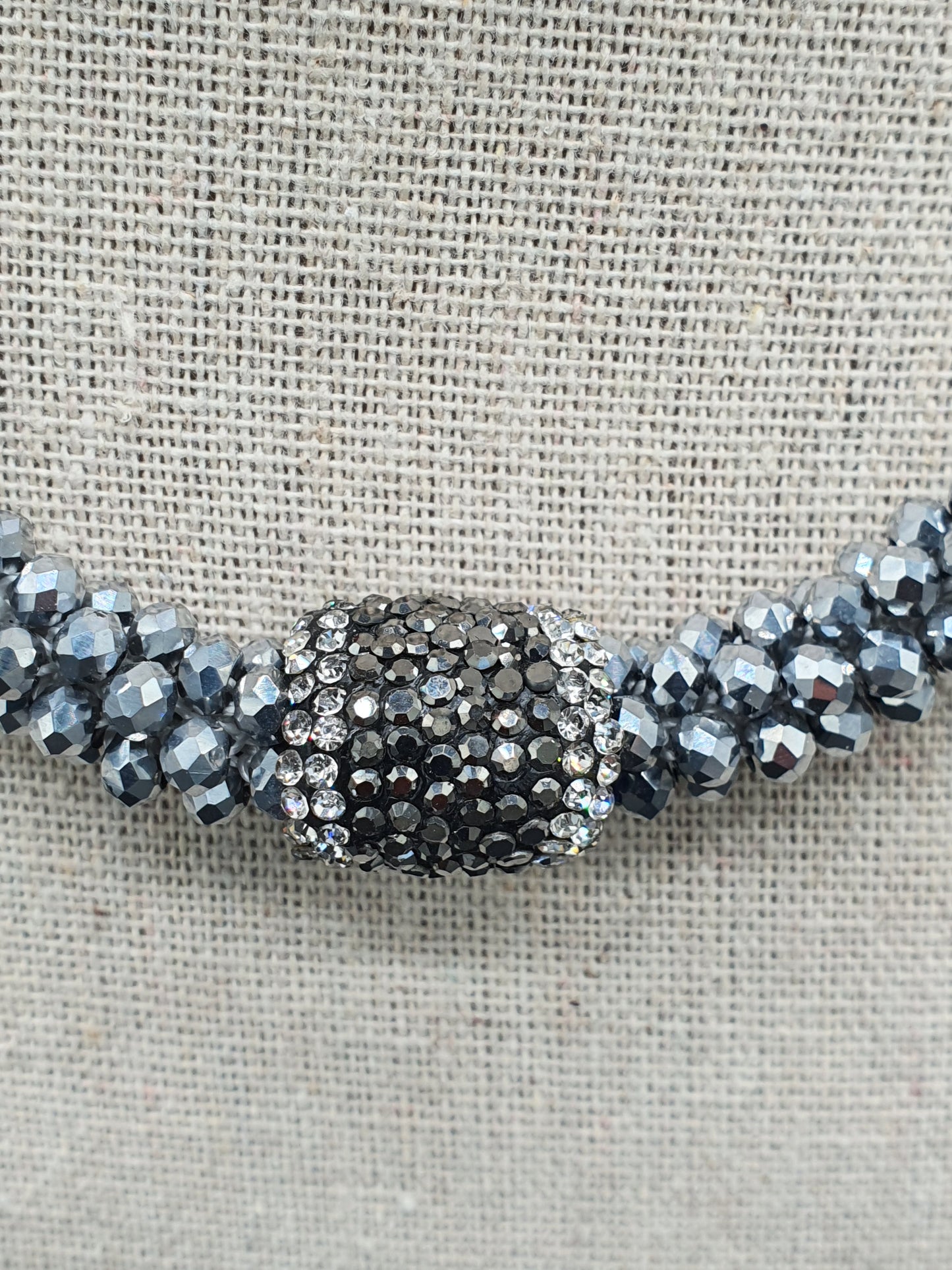 Collier aimanté perles gris argenté avec tube strass aimanté