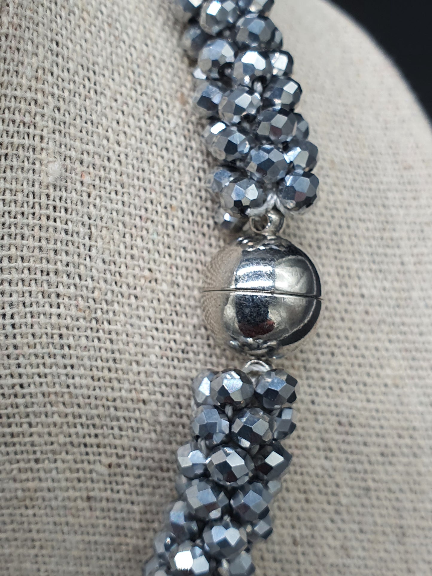 Collier aimanté perles gris argenté avec tube strass aimanté
