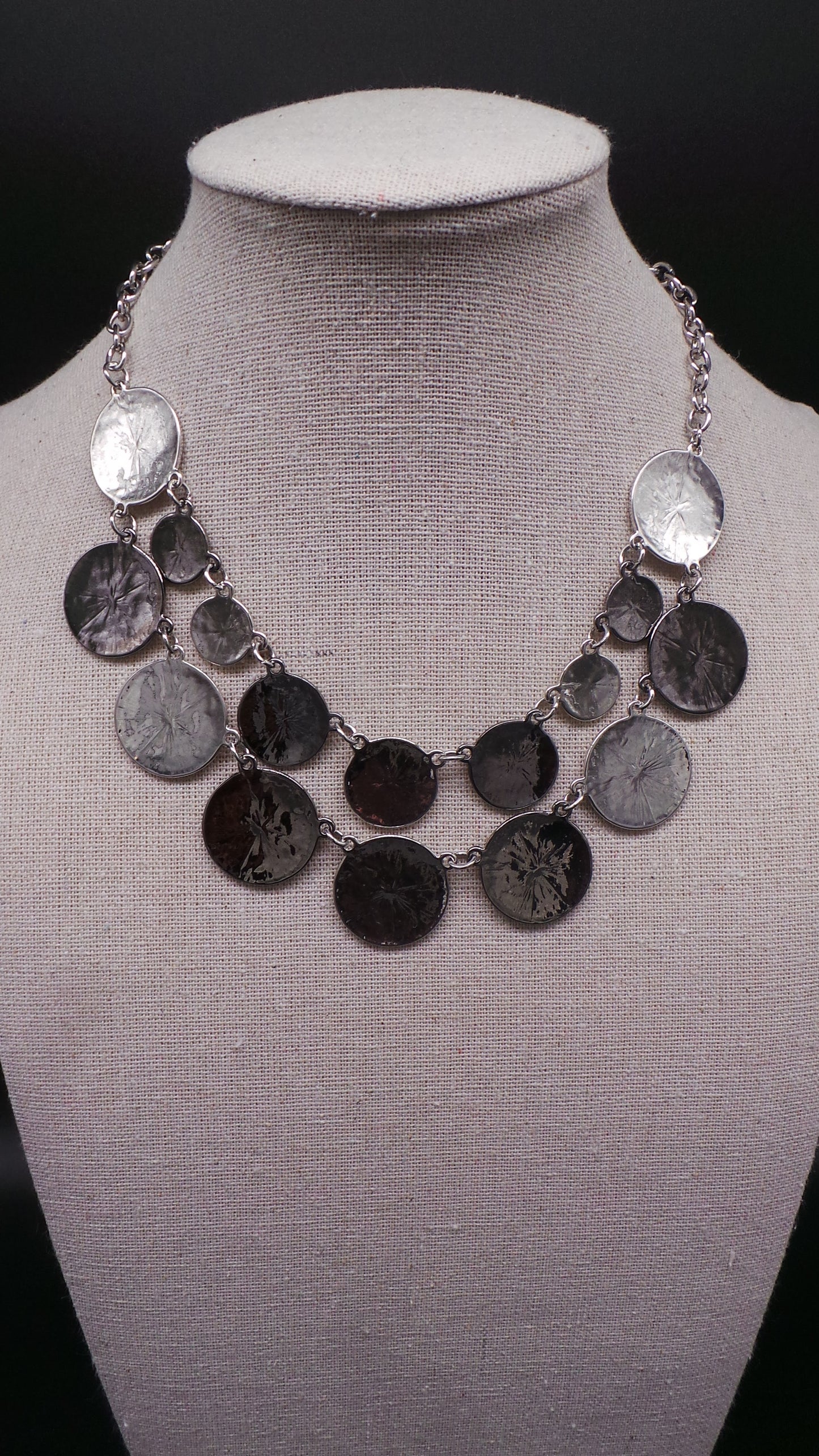 Collier double rang acier chaîne maille forçat pièces rondes martelées métal argenté