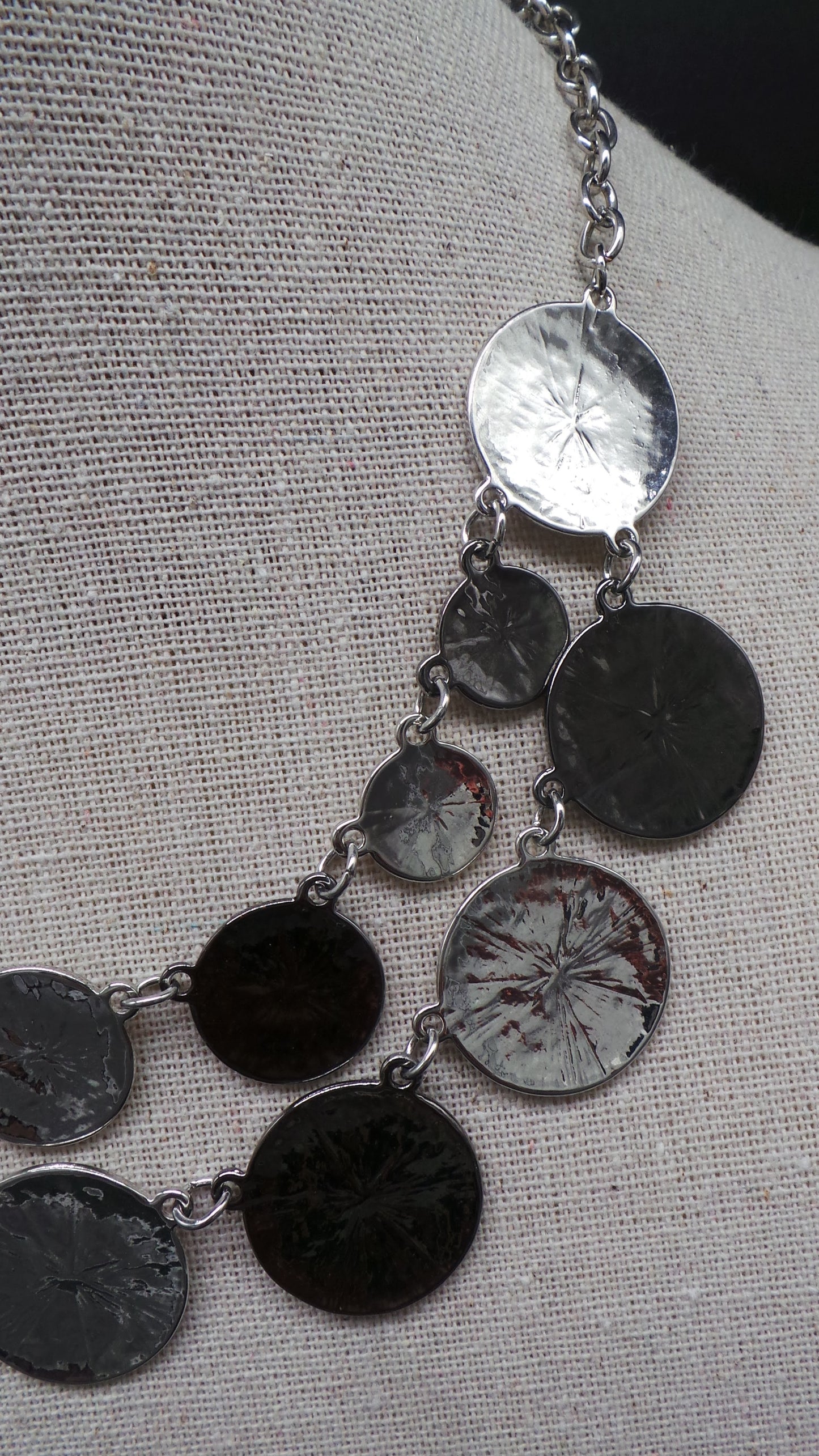 Collier double rang acier chaîne maille forçat pièces rondes martelées métal argenté