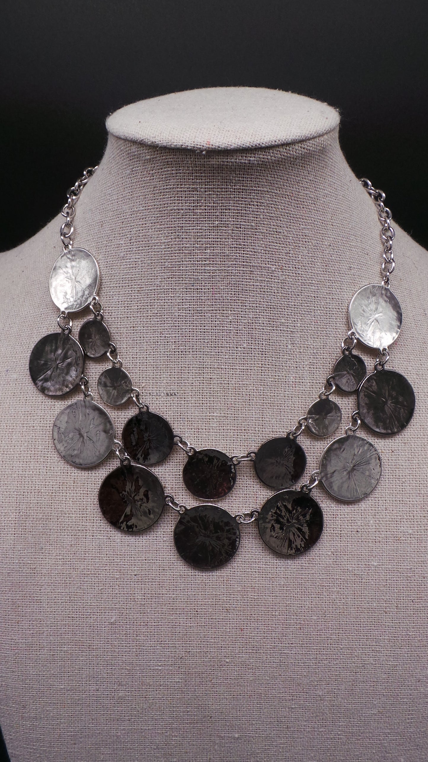 Collier double rang acier chaîne maille forçat pièces rondes martelées métal argenté