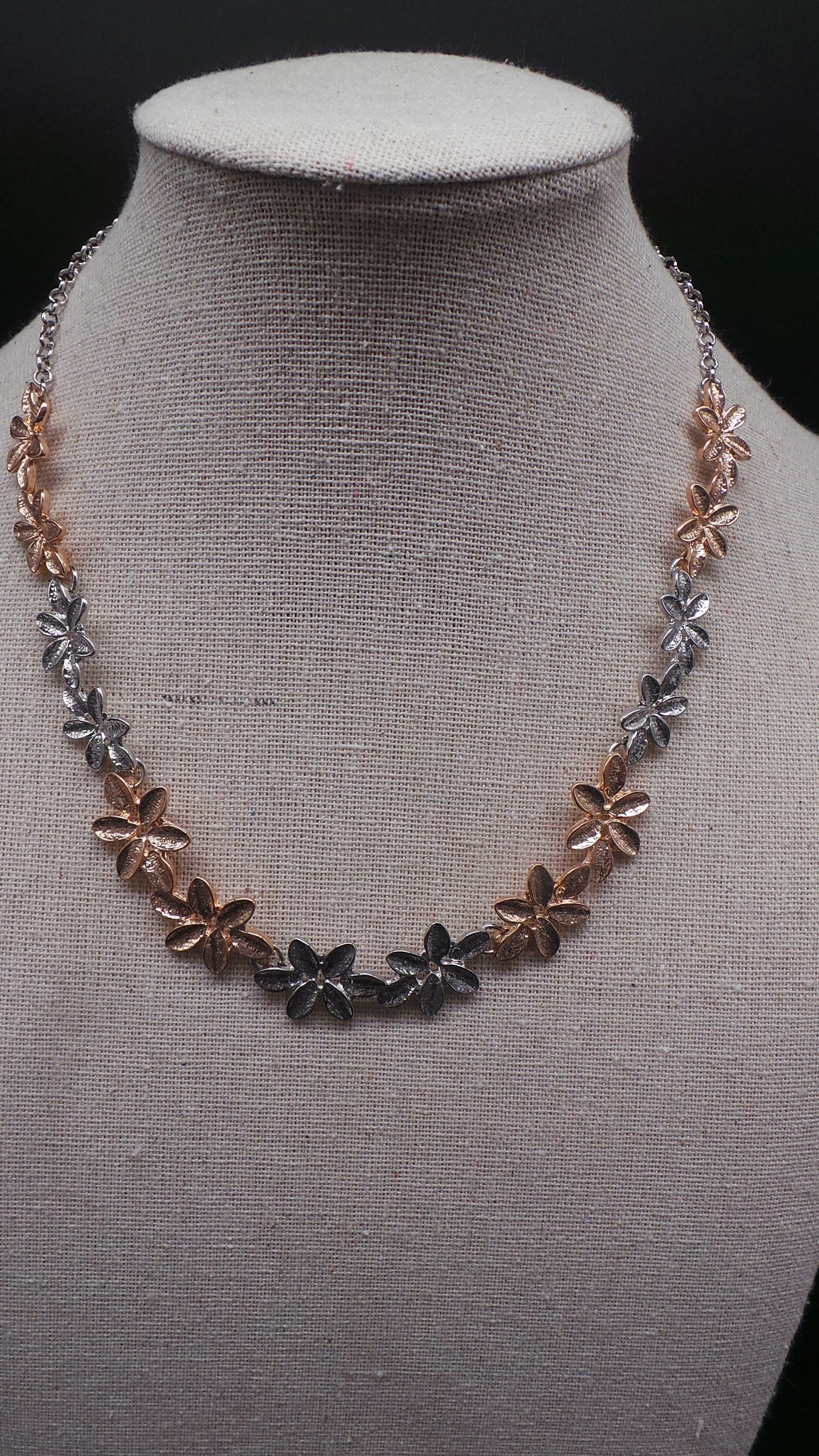 Collier fleurs métal doré et argenté sur chaîne ajustable