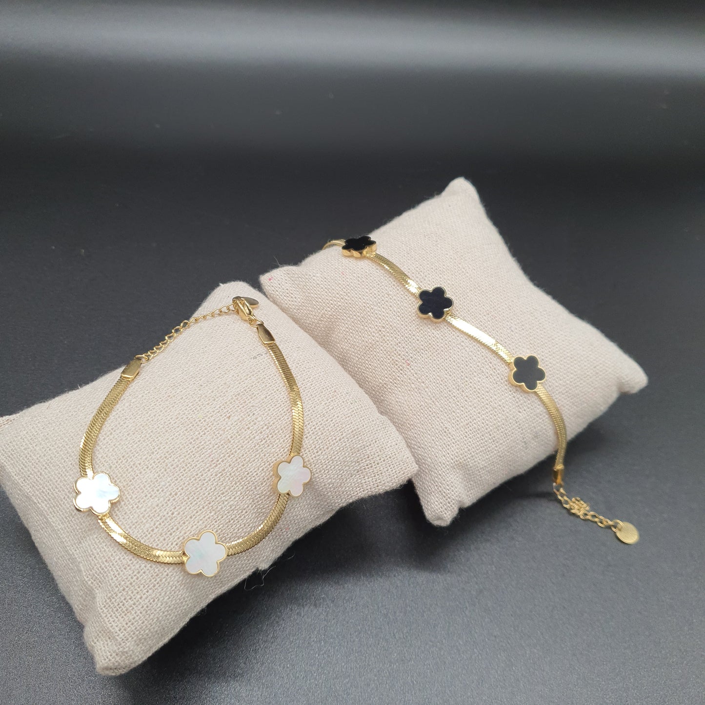 Stainless steel bracelet with gilded mirror chain and metal flowers set with mother-of-pearl