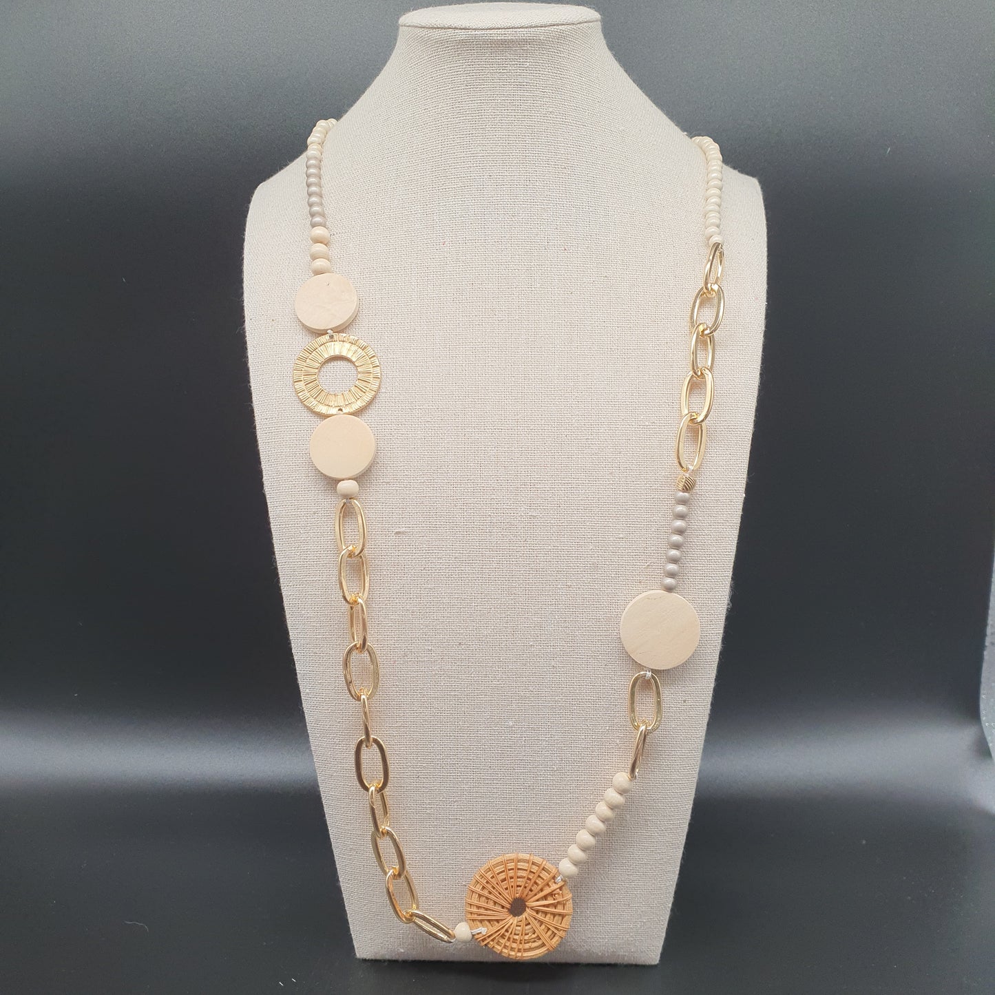 Long gypsy necklace with large gold-plated links – Wooden beads, natural discs and round rings