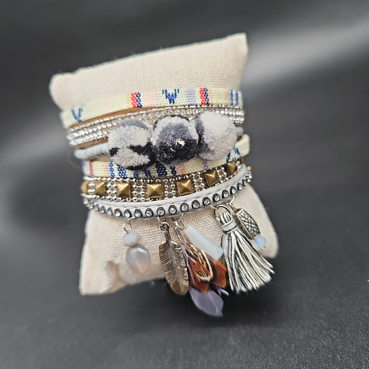 Bracelet manchette aimanté multi-brins simili cuir synthétique polyester strass cristal pierre reconstituée pampille métal plume pompon tassel perle