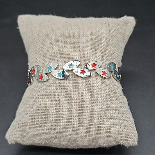 Bracelet jonc rigide ouvert acier inoxydable argenté forme épis poinçonnés incrustés étoiles colorées rouges bleues