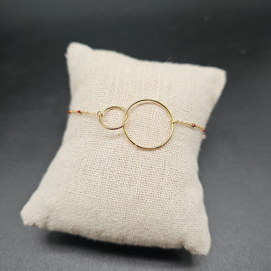 Bracelet  acier inoxydable doré chaîne fine maille forçat incrustée éclats de pierre reconstituée colorée deux anneaux "Toi et Moi" entrelacés