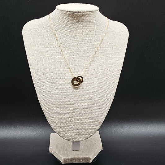 Collier acier inoxydable doré fine chaîne maille forçat pendentif "Toi et Moi" deux anneaux plats entrelacés taille différente acier doré lisse