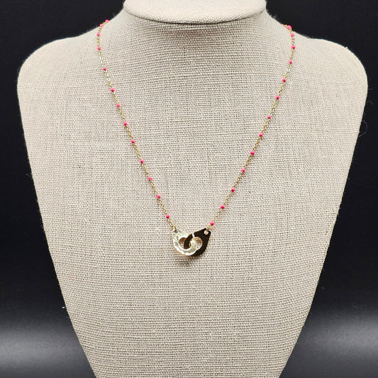 Collier acier inoxydable doré chaîne fine maille forçat incrustée éclats pierre reconstituée colorée pendentif tendance menottes entrelacées acier doré