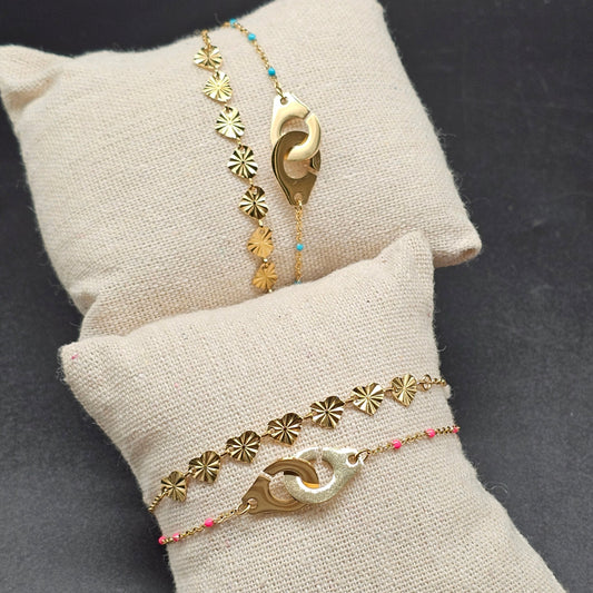 Bracelet double chaîne acier inoxydable doré – pendentif menottes dorées & perles roses ou turquoises