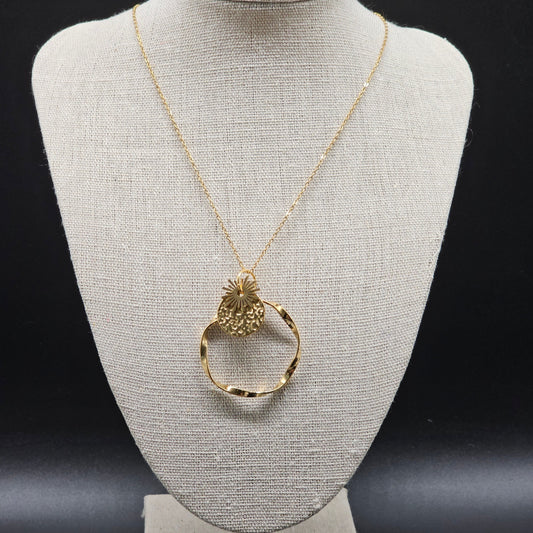 Collier acier inoxydable doré fine chaîne maille forçat trois pendentifs gros anneau torsadé médaillon acier martelé pampille "Eclat de Soleil"