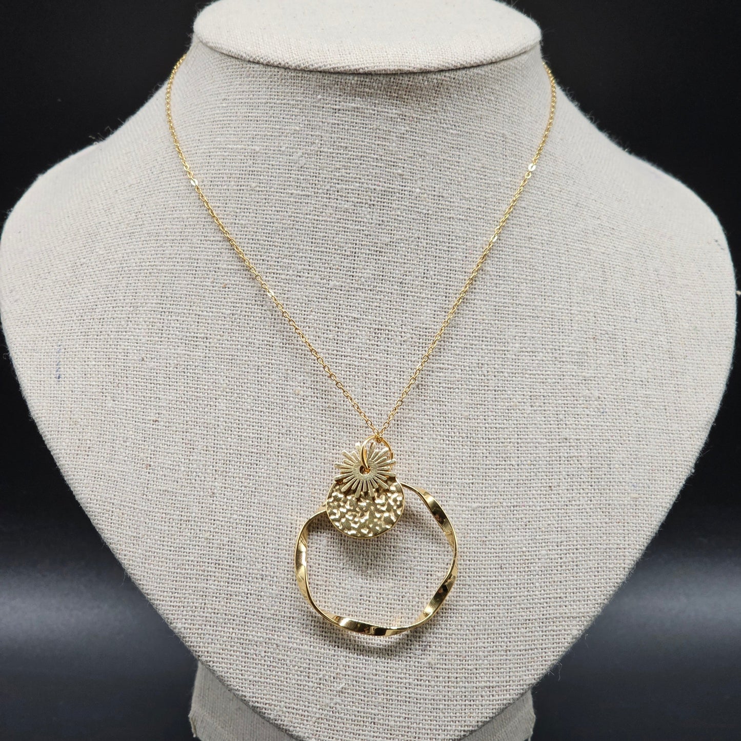 Collier acier inoxydable doré fine chaîne maille forçat trois pendentifs gros anneau torsadé médaillon acier martelé pampille "Eclat de Soleil"