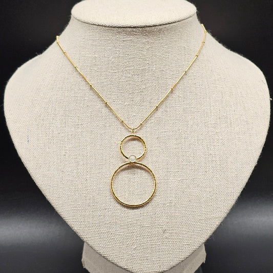 Collier acier inoxydable doré fine chaîne maille serpent perles acier doré pendentif double deux anneaux acier doré ciselé reliés éclat de pierre reconstituée sertie ivoire