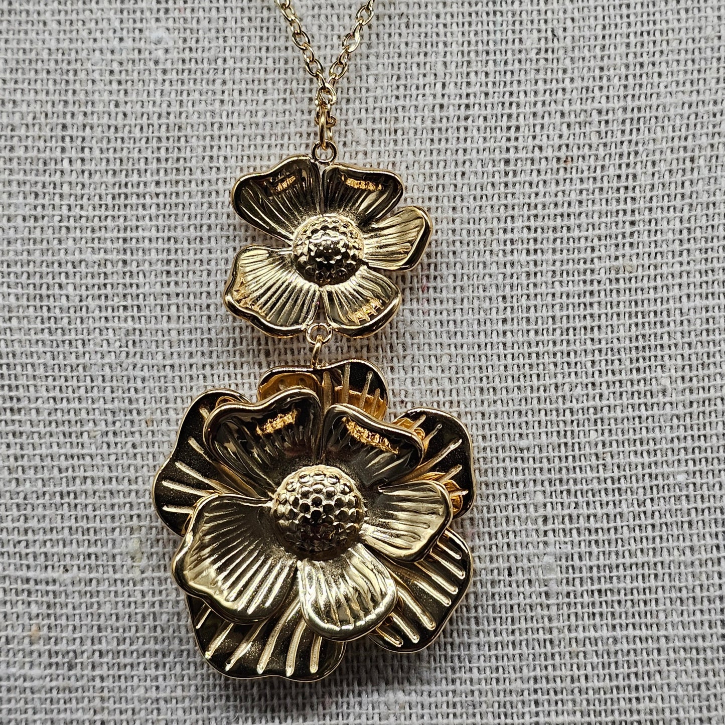 Collier doré acier inoxydable – pendentif de deux  fleurs martelées