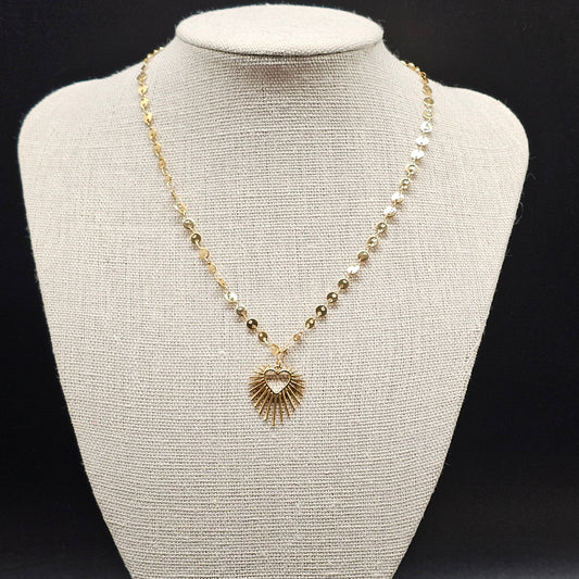 Collier acier inoxydable doré chaîne maille fantaisie effet sequins pendentif forme coeur solaire ajouré