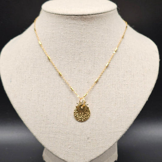 Collier acier inoxydable doré fine chaîne fantaisie maille forçat tubules pendentifs superposés pièce dorée martelée soleil inca