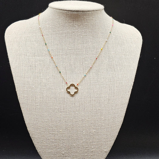 Collier acier inoxydable doré chaîne fine maille forçat incrustée éclats pierre reconstituée colorée pendentif métal doré forme trèfle 4 feuilles ajouré