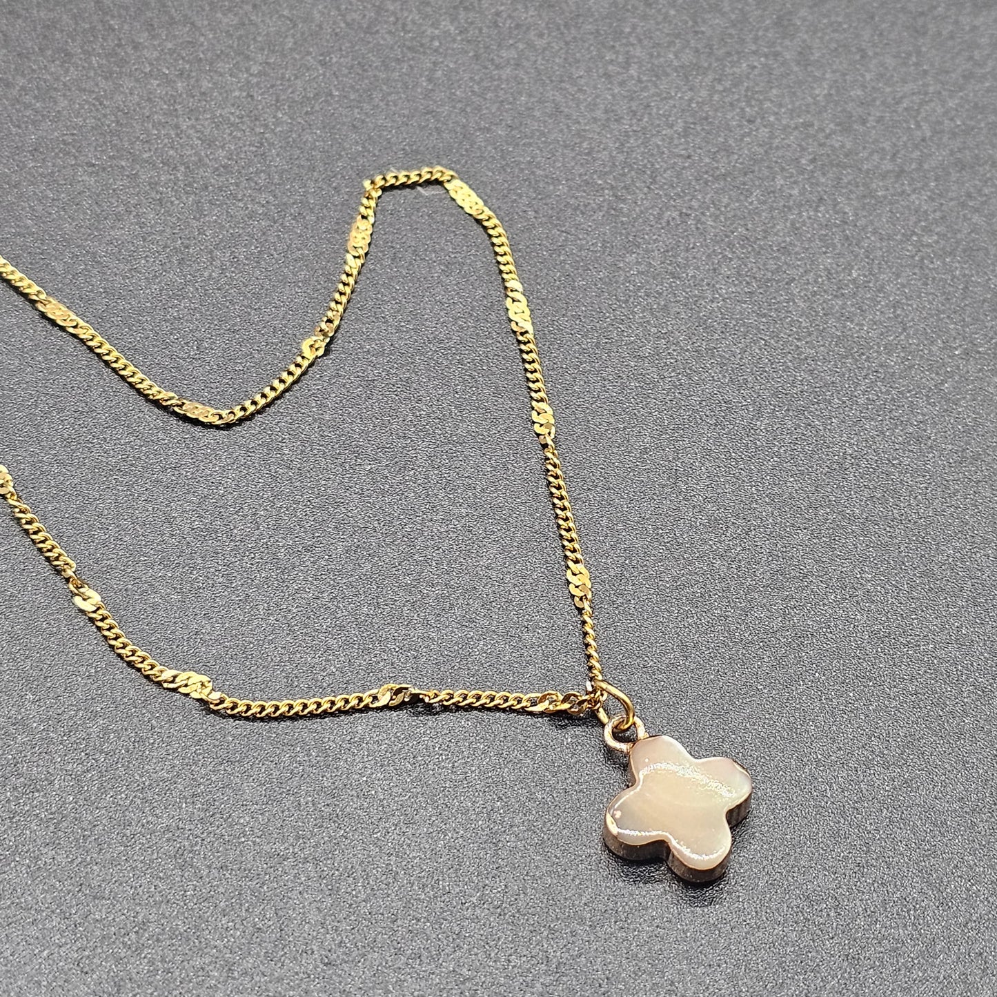 Collier acier inoxydable doré fine chaîne maille forçat - trèfle nacre