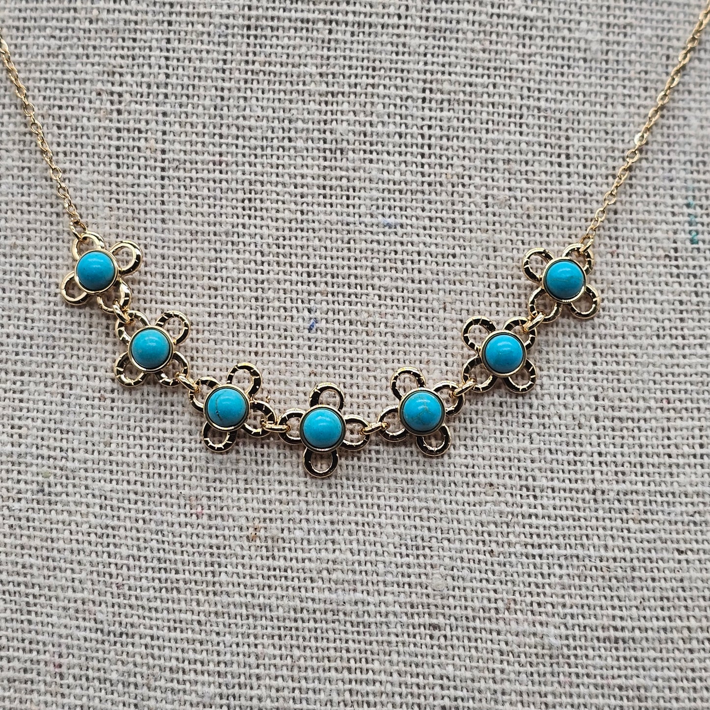 Collier doré chaîne maille forçat avec fleur "good vibes" perles multicolores au centre
