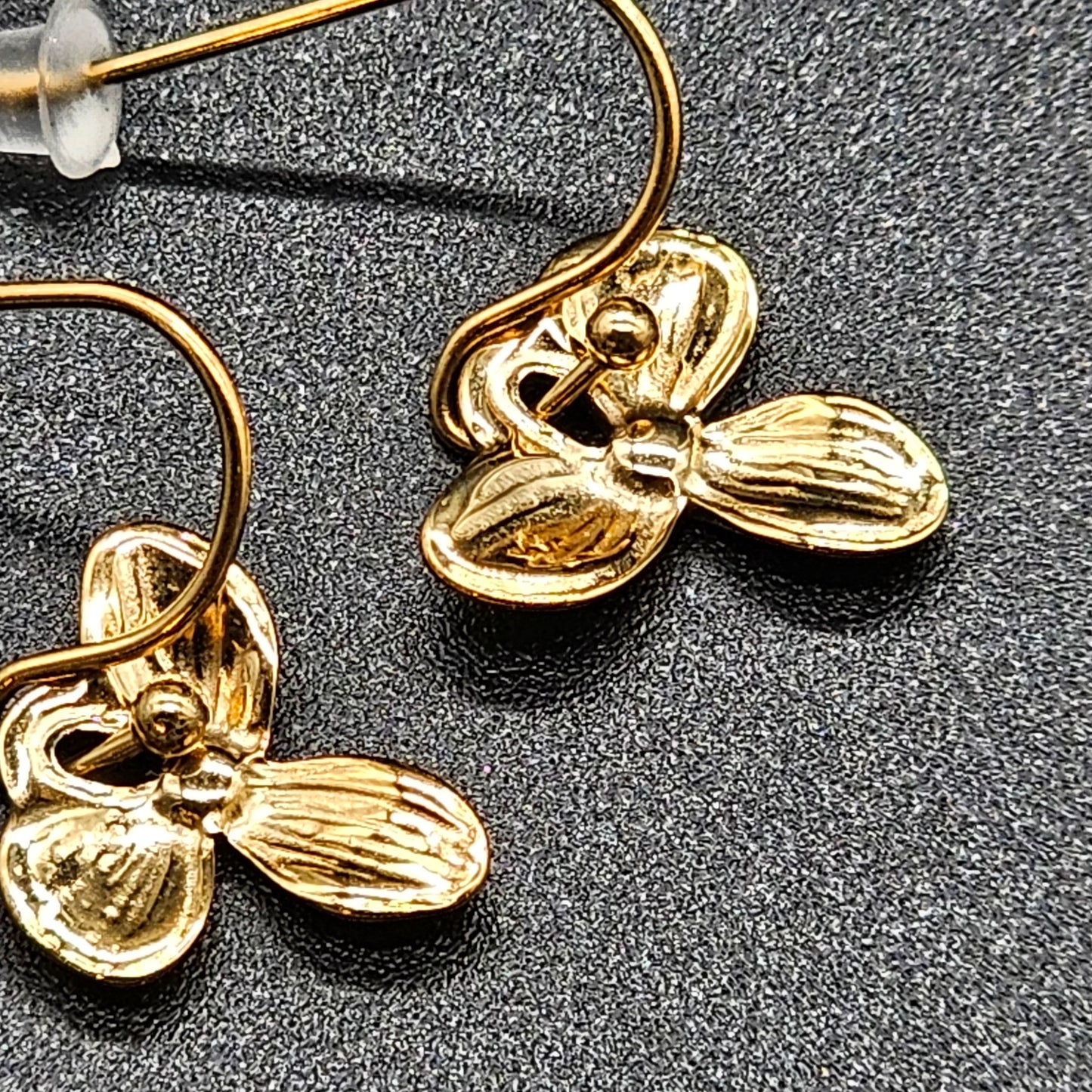 Boucles d'oreilles pendantes dorées - fleur 3 pétales -Acier inoxydable hypoallergénique