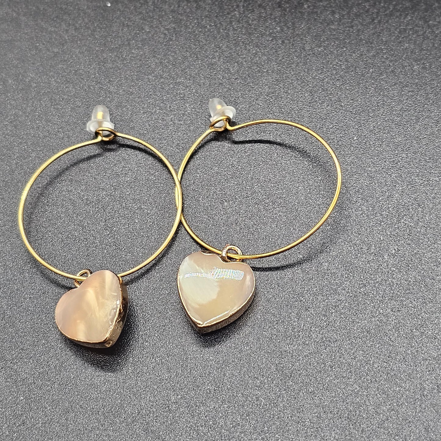 Boucles oreilles créoles dorées avec pampille coeur nacré acier inoxydable hypoallergenique.