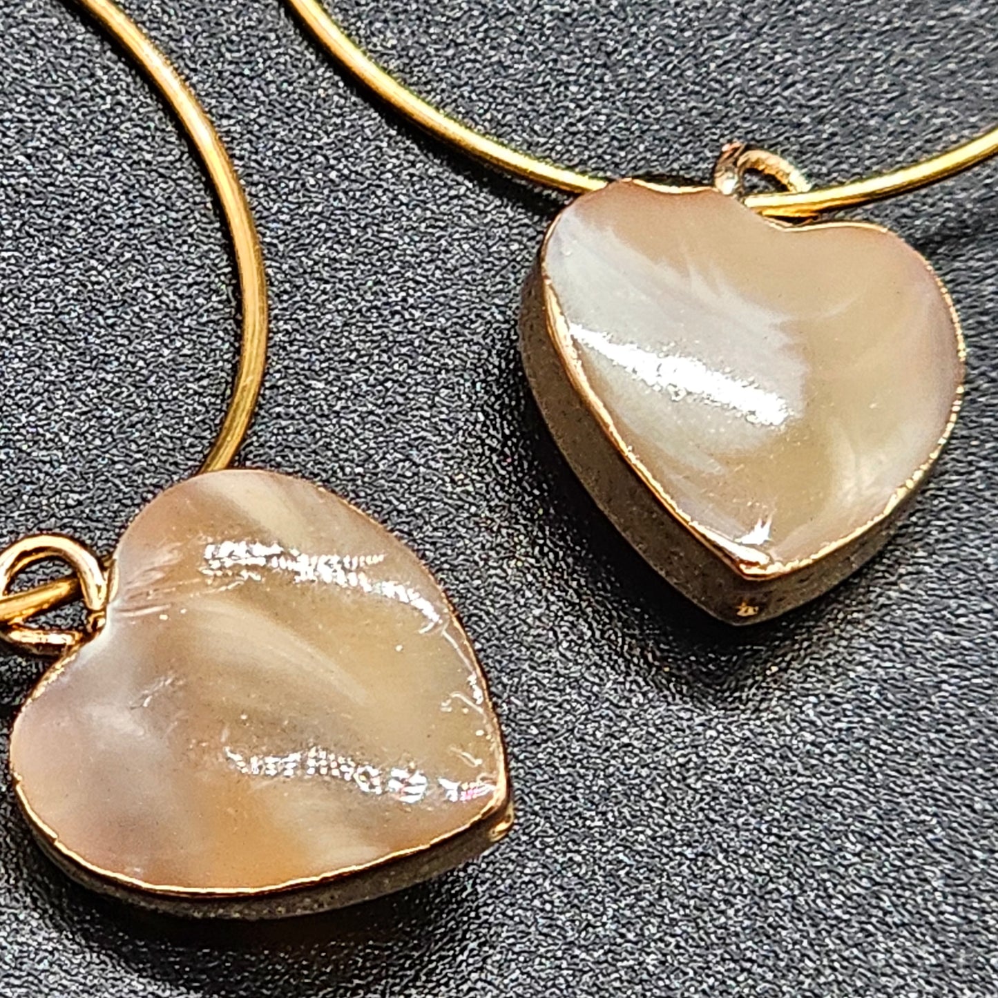 Boucles oreilles créoles dorées avec pampille coeur nacré acier inoxydable hypoallergenique.