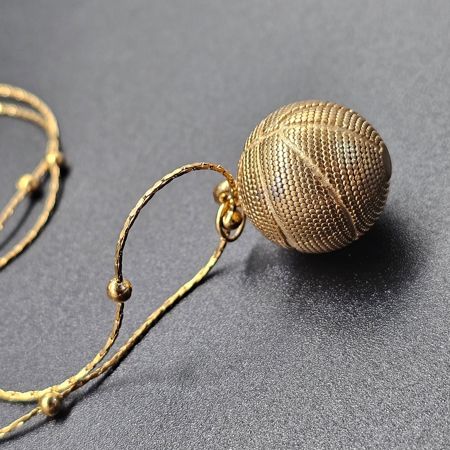 Collier doré acier inoxydable -Pendentif balle de basket ciselée, chaine fine maille forçat