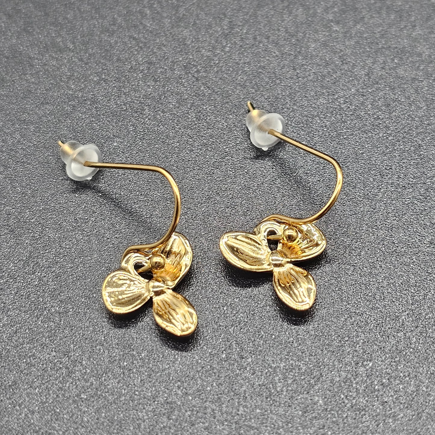 Gold dangle earrings - 3-petal flower - Hypoallergenic stainless steel