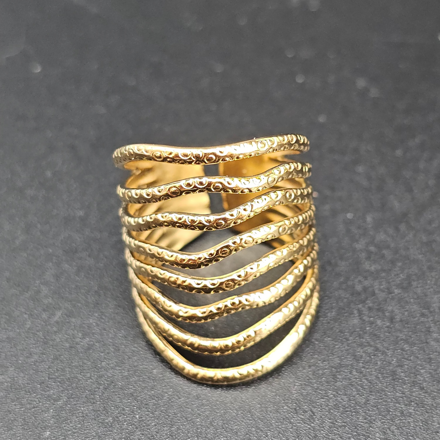 Bague large ajourée dorée – acier inoxydable