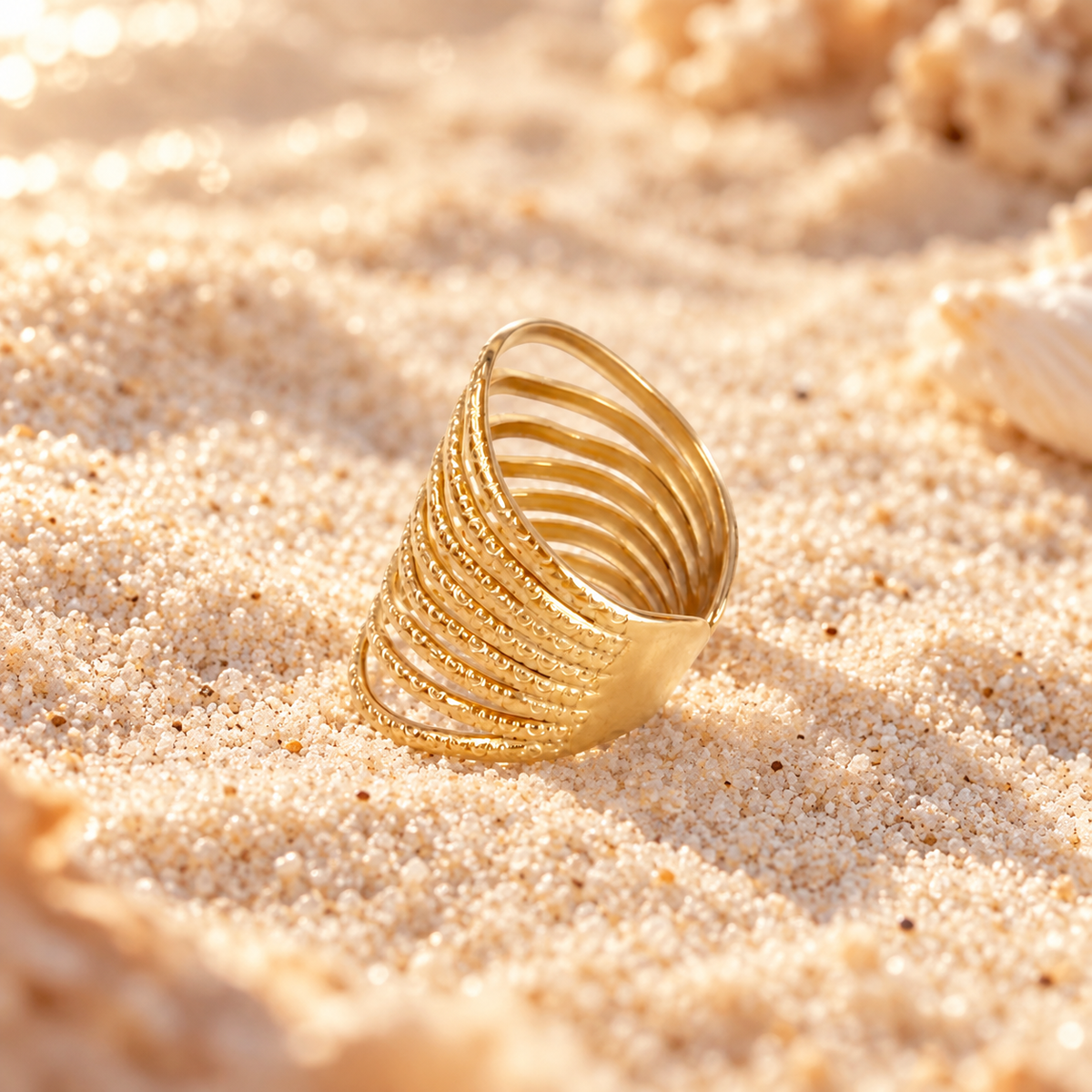 Bague large ajourée dorée – acier inoxydable