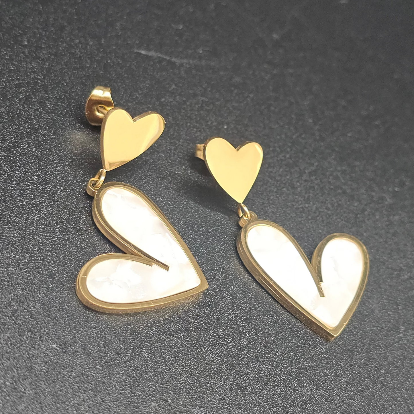 Boucles d’oreilles double cœur nacré doré – acier inoxydable