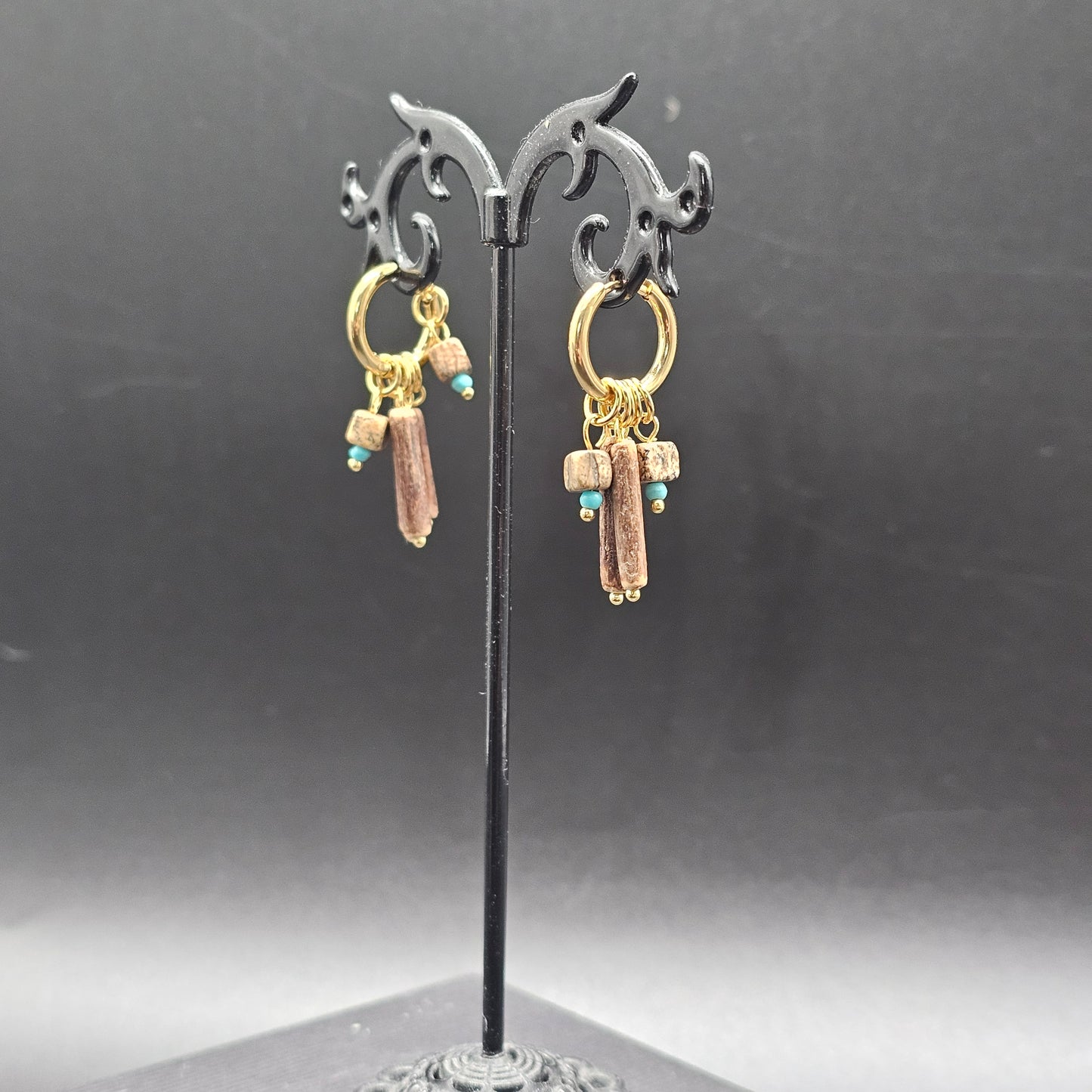 Boucles d'oreilles créoles mini avec pampilles bois et perles ur presentoires