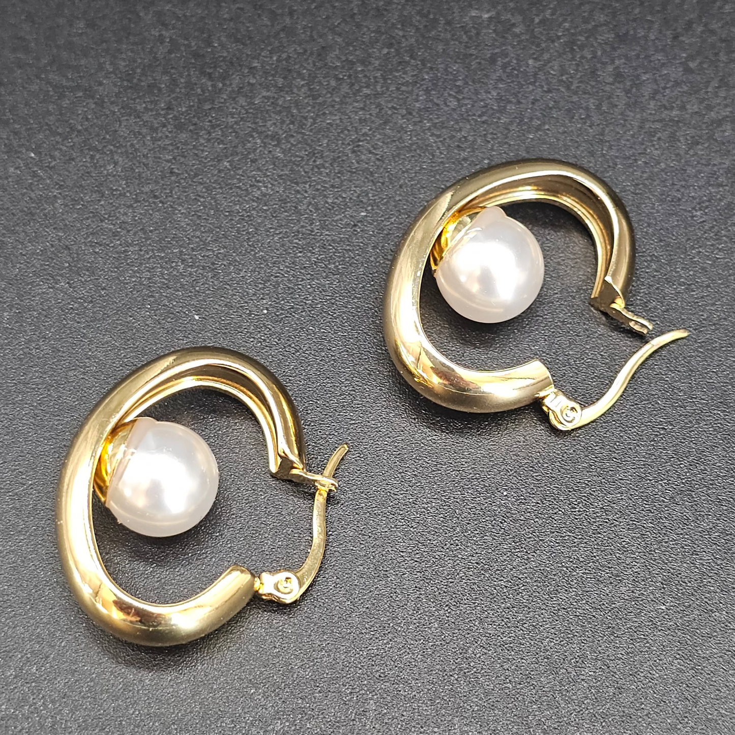 Boucles d’oreilles ovales dorées perle blanche – acier inoxydable