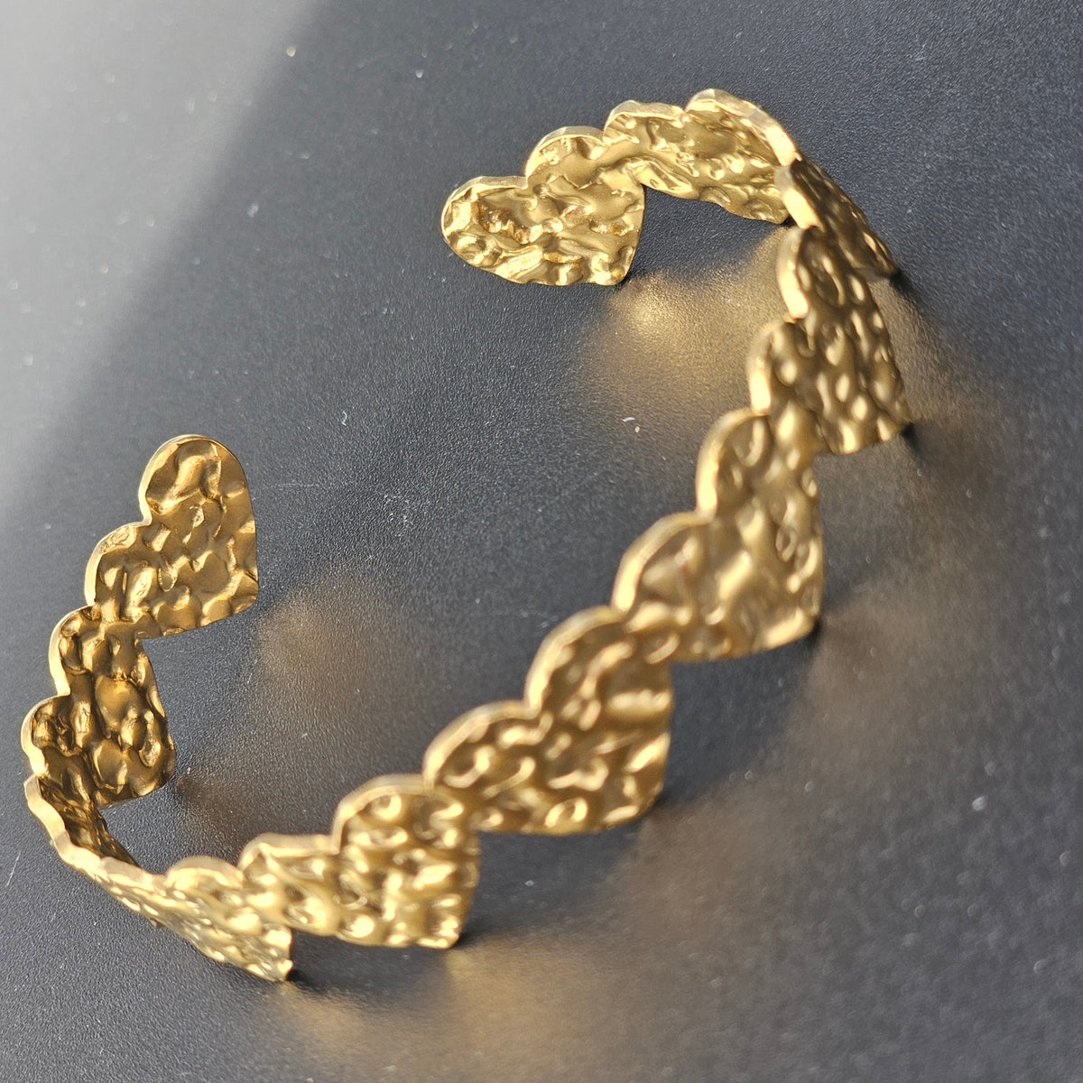 Bracelet-manchette-coeur-marteles-dore_acier-inoxydable-bjouxnice-1-jpg