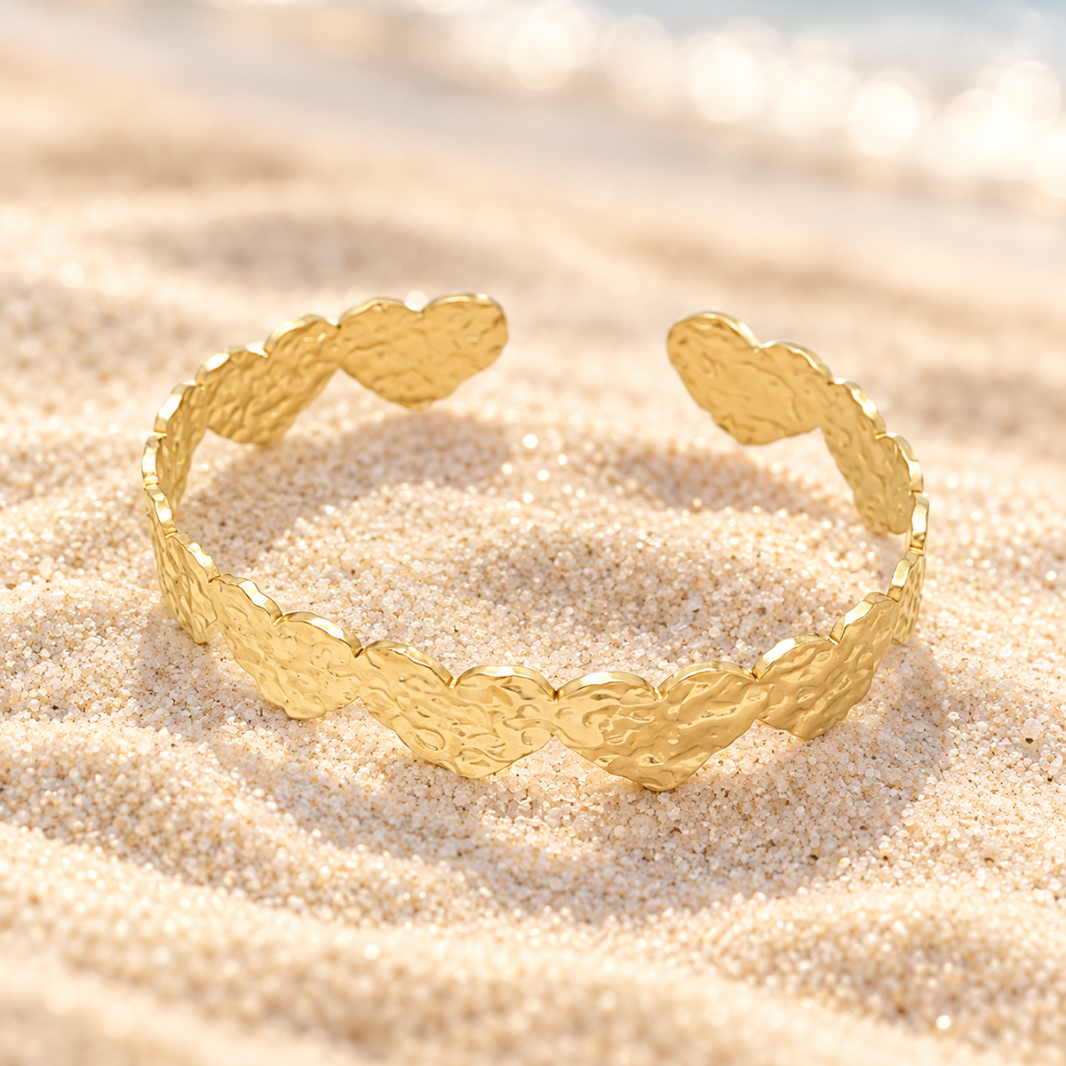 Bracelet manchette cœurs martelés doré – acier inoxydable