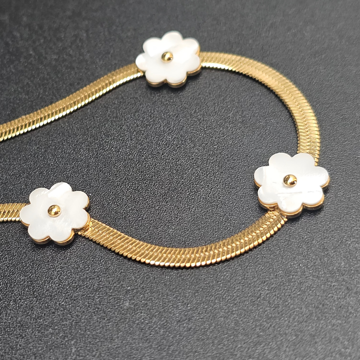 Collier doré fleurs nacrées – acier inoxydable