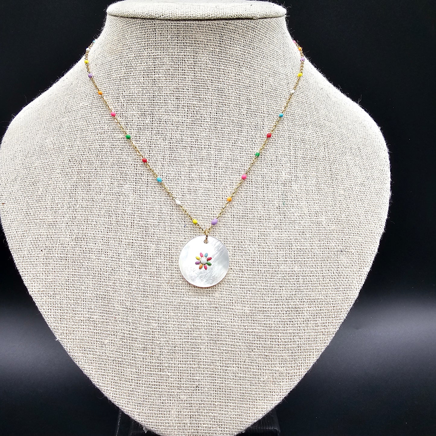 Collier doré médaillon et pastilles émaillées multicolores –