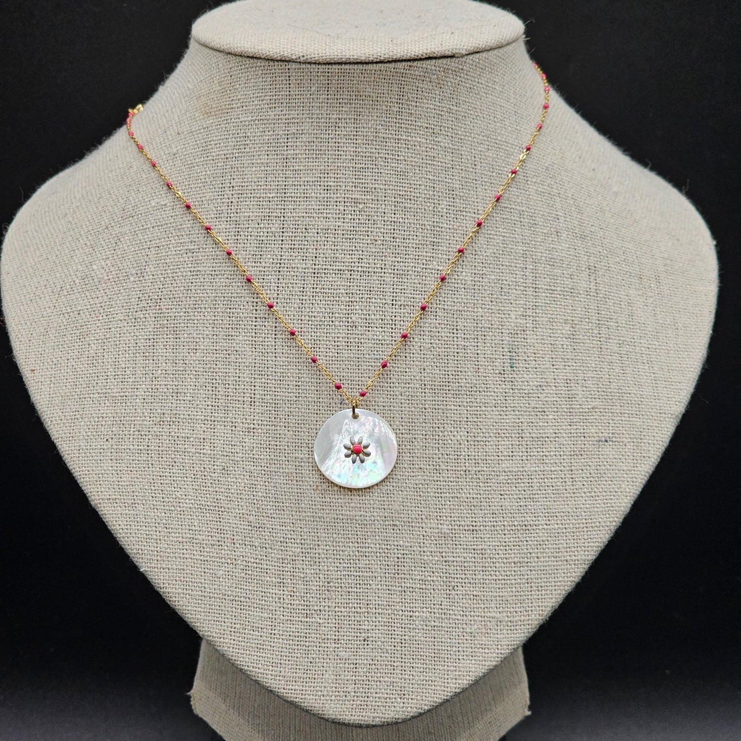 Collier doré médaillon et pastilles émaillées multicolores –