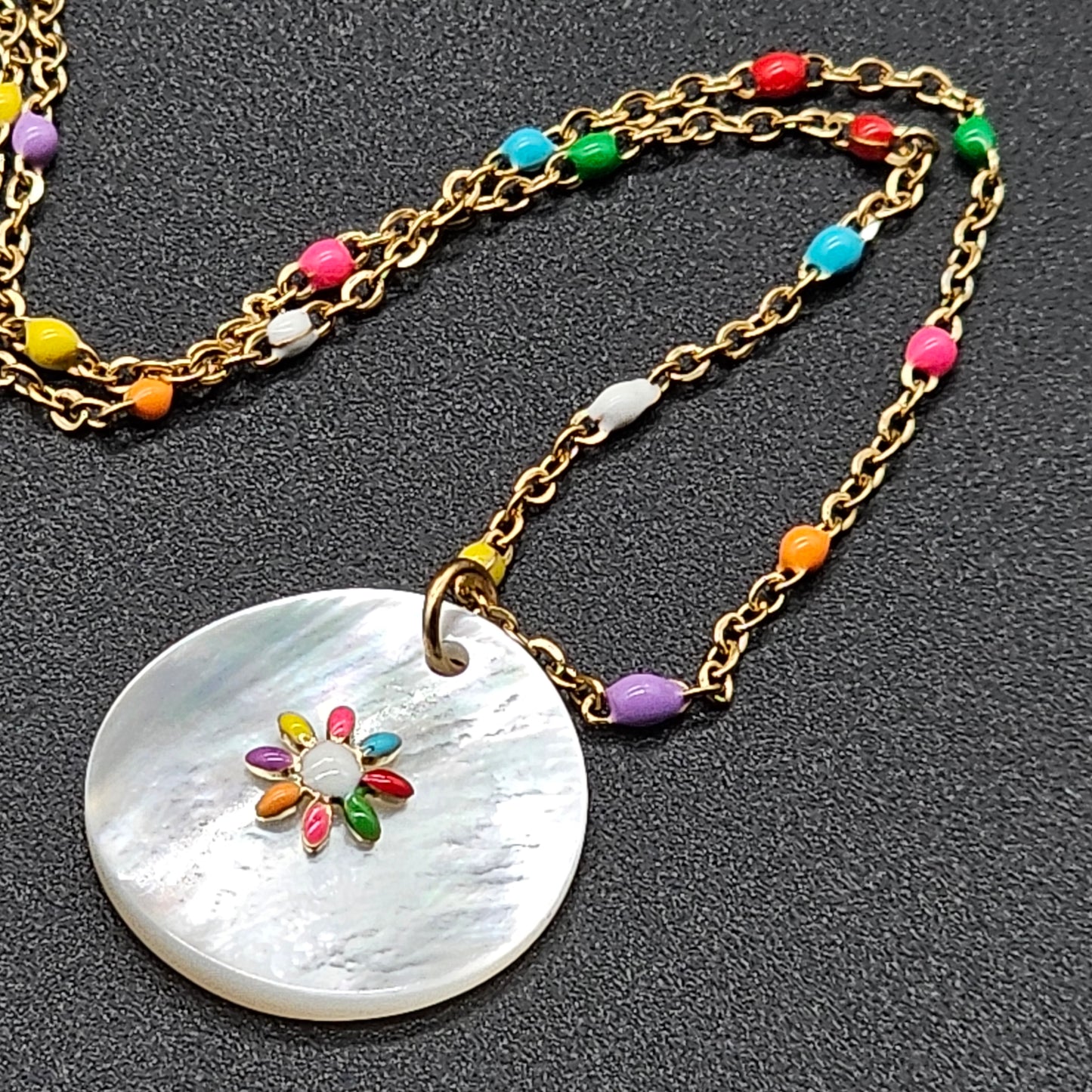 Collier doré médaillon et pastilles émaillées multicolores –