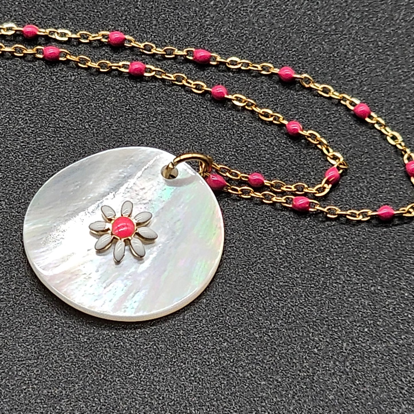 Collier doré médaillon et pastilles émaillées multicolores –