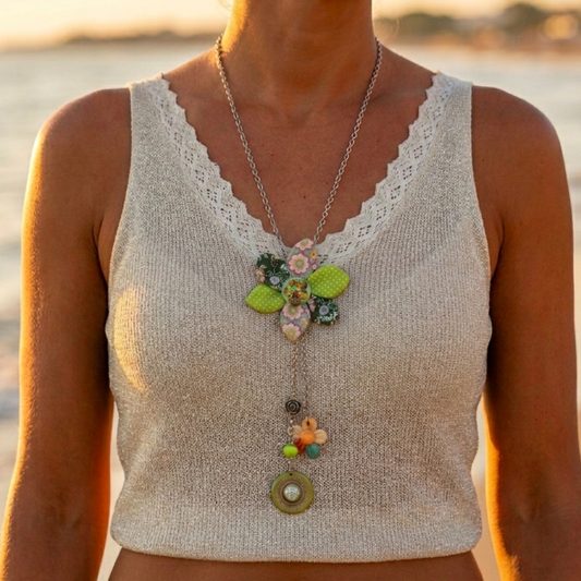 Long bohemian necklace, silver-plated cable chain with metal flower – green pendant
