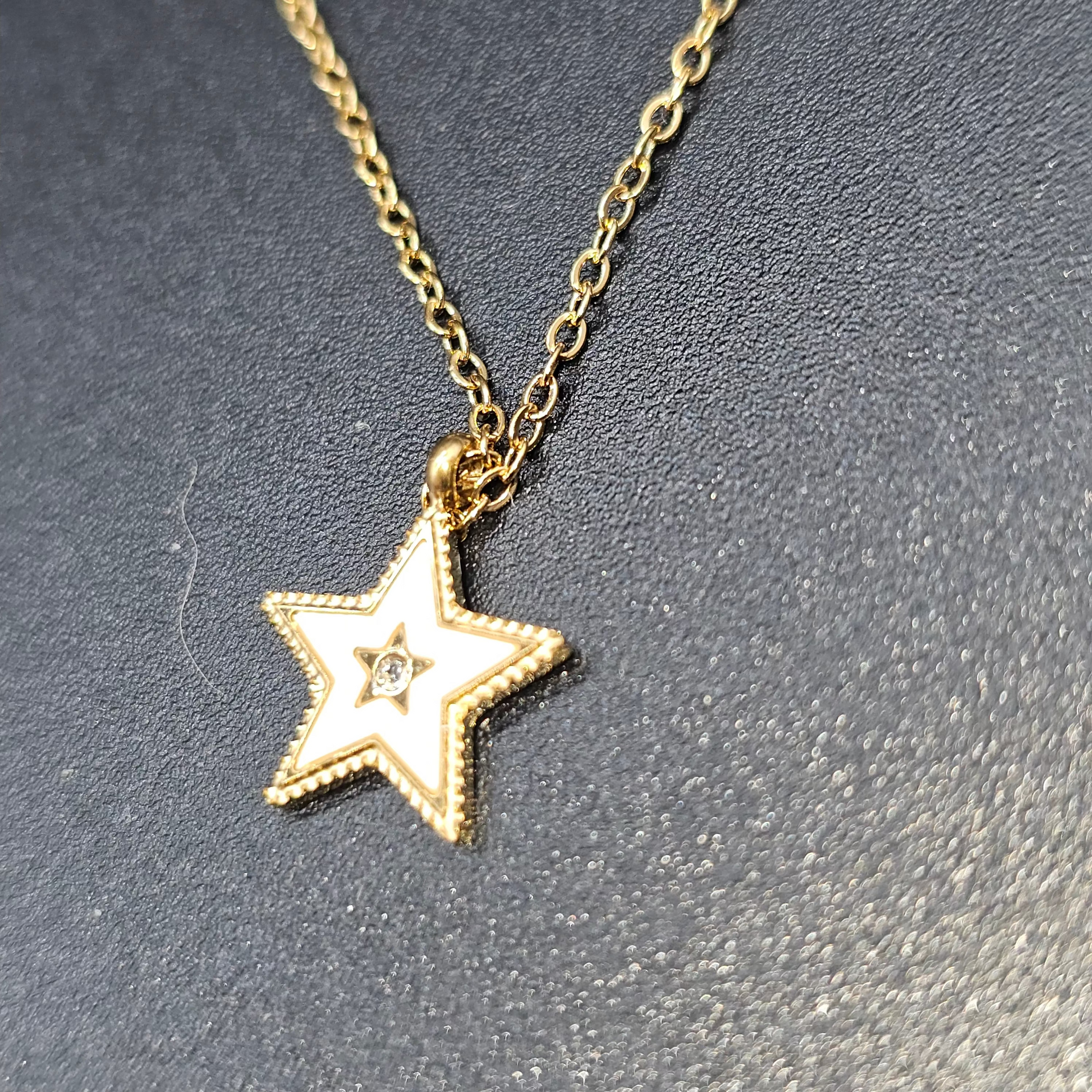 Collier pendentif étoile doré 