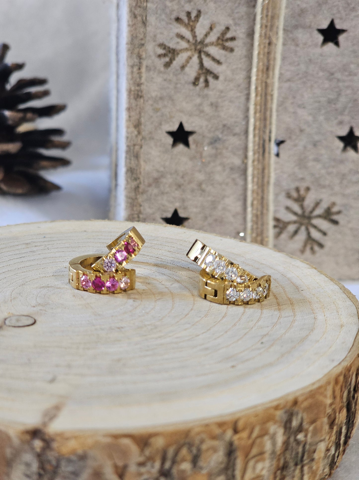 Créoles dorées – Strass roses ou blancs scintillants sur présentoir bois