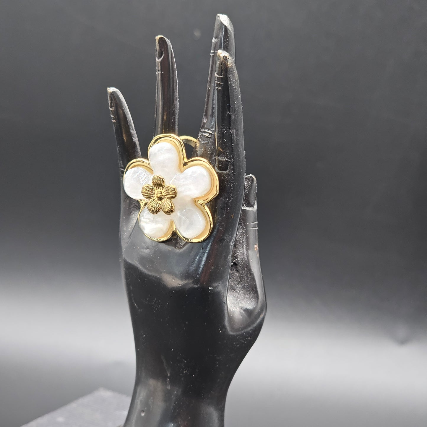 Bague ajustable dorée en forme de fleur nacrée, reflet irisé, acier inoxydable